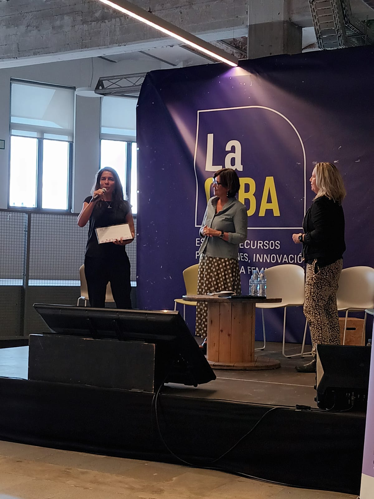 La regidora d'Igualtat recull el distintiu For Gender